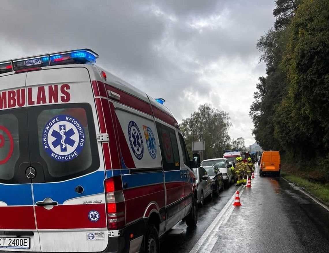 Zderzenie czterech samochodów w Zawadzie Lanckorońskiej. Jedna osoba trafiła do szpitala Zderzenie czterech samochodów w Zawadzie Lanckorońskiej. Jedna osoba trafiła do szpitala
