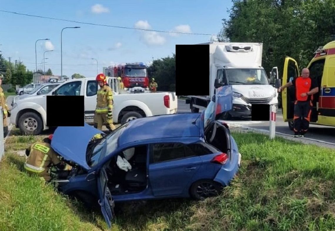 Zderzenie dostawczaka z osobówką w Łęgu Tarnowskim. Jeden samochód wpadł do rowu