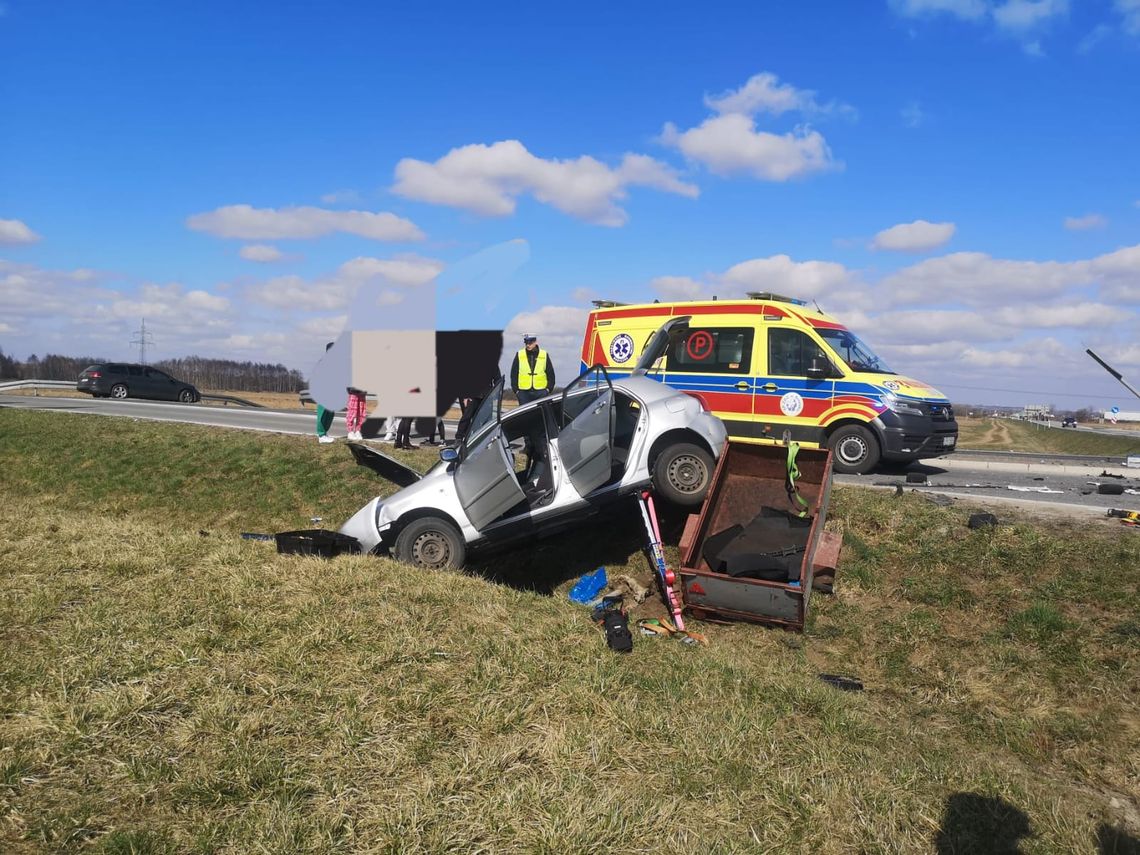 Zderzenie dwóch aut na DW768 w powiecie brzeskim. Trzy osoby ranne