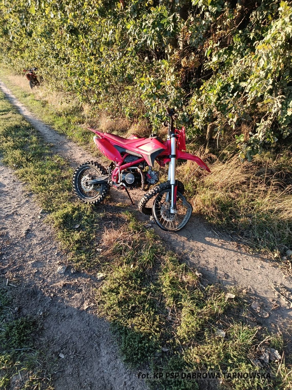 Zderzenie dwóch motocykli na polnej drodze. Wśród poszkodowanych 16-latek Zderzenie dwóch motocykli na polnej drodze. Wśród poszkodowanych 16-latek