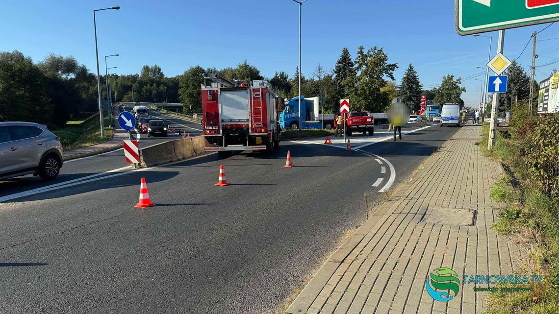 Zderzenie dwóch pojazdów w Tarnowie. Wjazd na obwodnicę częściowo zablokowany