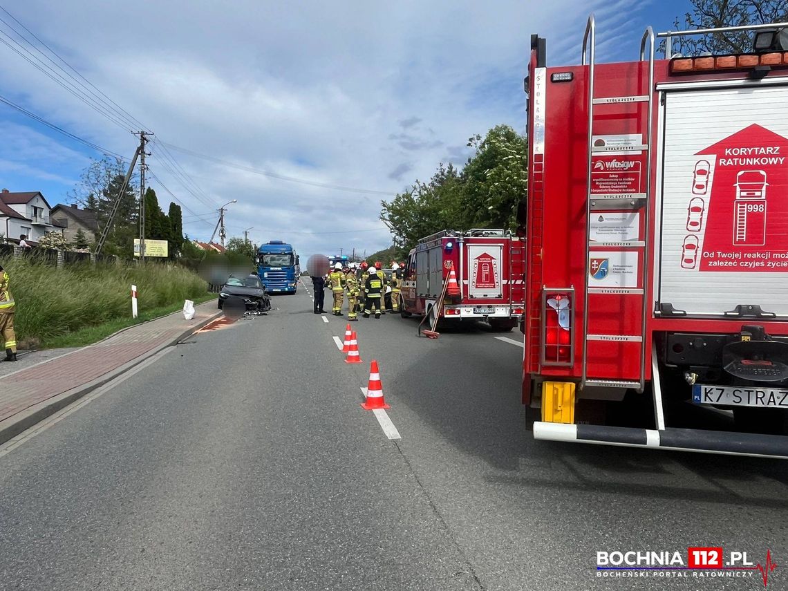 Zderzenie dwóch samochodów na DK94 w Łapczycy. Dwóch kierowców trafiło do szpitala Zderzenie dwóch samochodów na DK94 w Łapczycy. Dwóch kierowców trafiło do szpitala