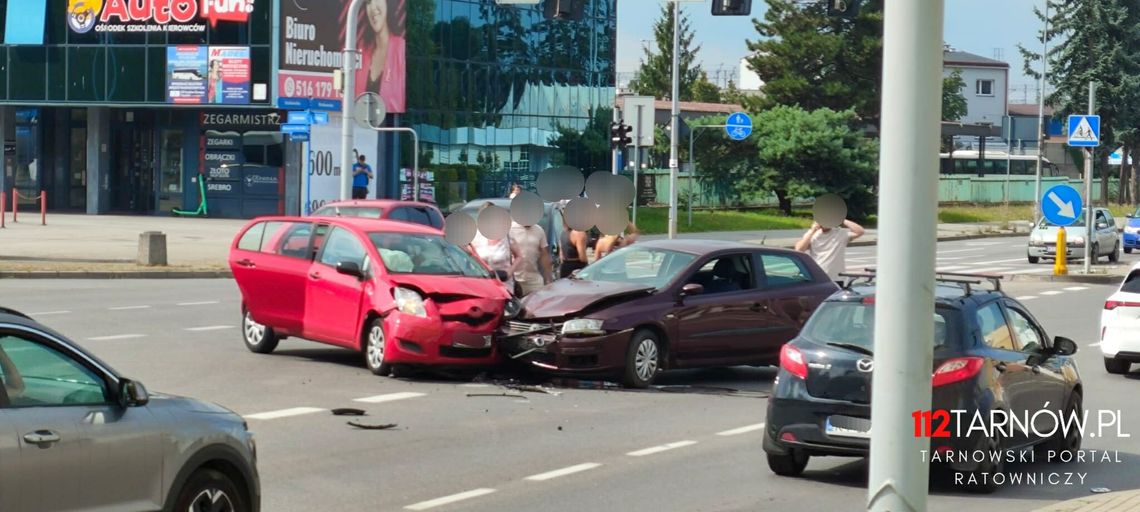 Zderzenie dwóch samochodów na Krakowskiej w Tarnowie. Kierujący z fiata uciekł