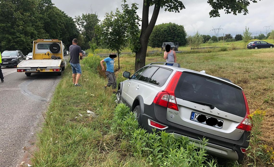 Zderzenie dwóch samochodów na "Polach Klikowskich" w Tarnowie. Volvo zjechało do rowu