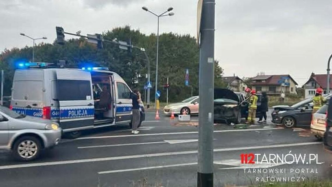 Zderzenie dwóch samochodów na ruchliwym skrzyżowaniu w Tarnowie. Jedna osoba skarżyła się na ból w klatce piersiowej Zderzenie dwóch samochodów na ruchliwym skrzyżowaniu w Tarnowie. Jedna osoba skarżyła się na ból w klatce piersiowej