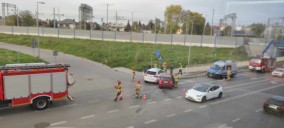 Zderzenie dwóch samochodów osobowych w Tarnowie. Występowały utrudnienia w ruchu