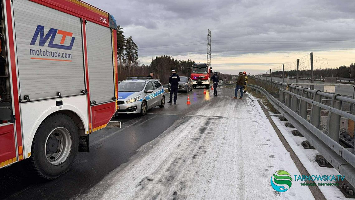Zderzenie dwóch samochodów przy autostradzie A4 w Łętowicach Zderzenie dwóch samochodów przy autostradzie A4 w Łętowicach