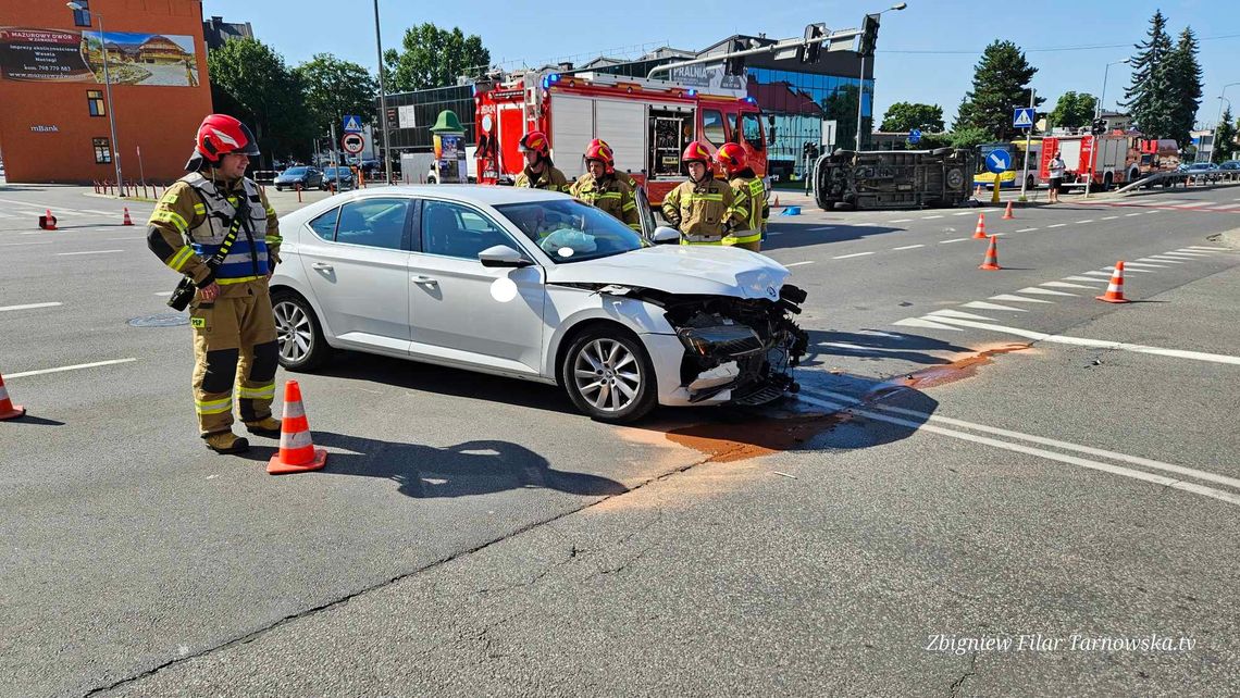 Zderzenie dwóch samochodów w centrum Tarnowa. Dostawczak przewrócił się na bok