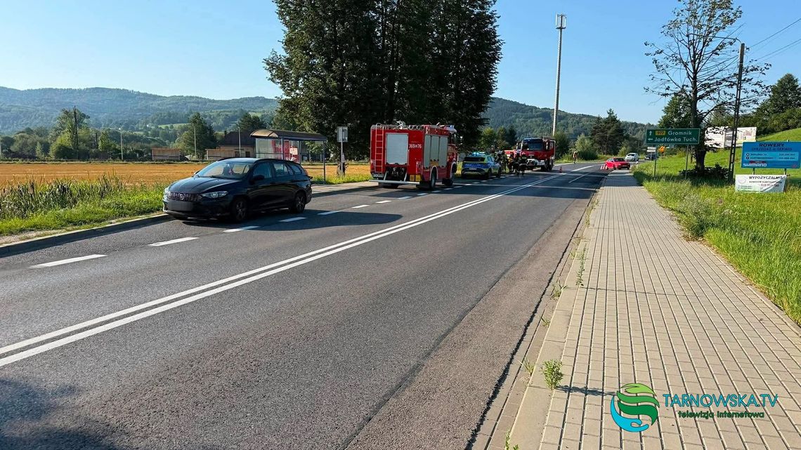 Zderzenie dwóch samochodów w Dąbrówce Tuchowskiej. Jedna osoba trafiła do szpitala Zderzenie dwóch samochodów w Dąbrówce Tuchowskiej. Jedna osoba trafiła do szpitala