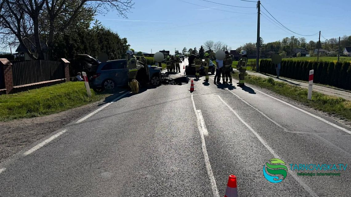Zderzenie dwóch samochodów w Faliszewicach na DW980. Droga całkowicie zablokowana