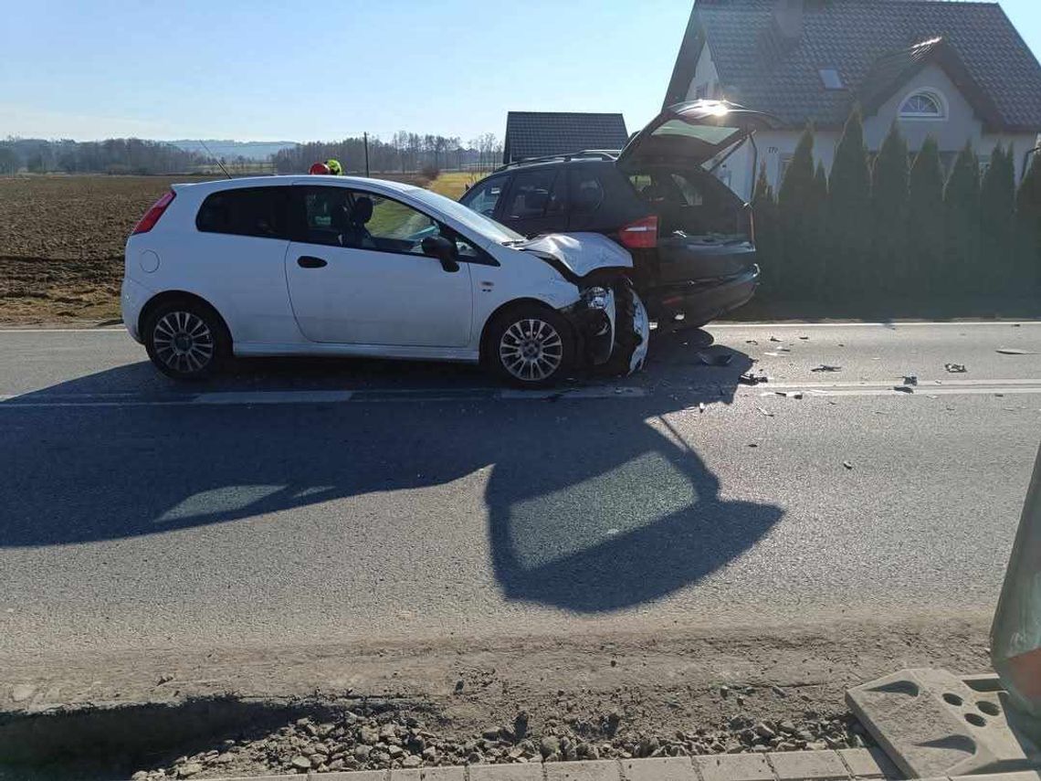 Zderzenie dwóch samochodów w Faściszowej na drodze wojewódzkiej