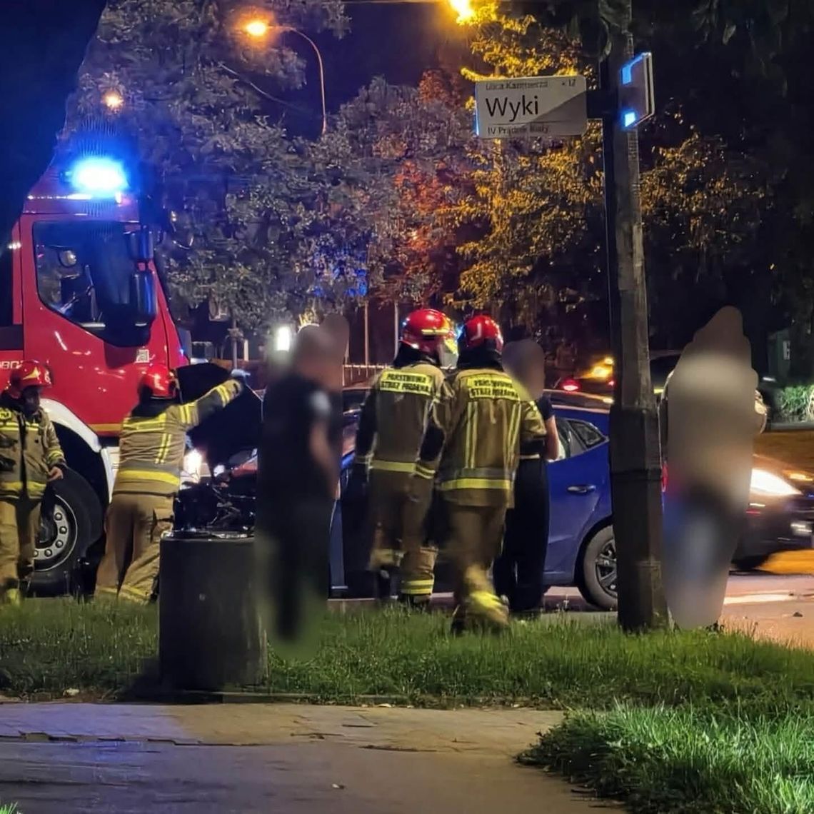 Zderzenie dwóch samochodów w Krakowie. Są osoby poszkodowane Zderzenie dwóch samochodów w Krakowie. Są osoby poszkodowane