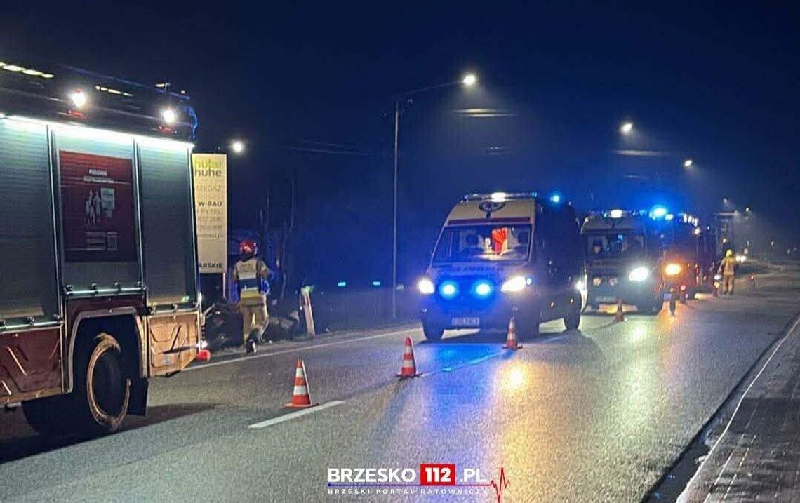 Zderzenie dwóch samochodów w Uszwi. Jedna osoba poszkodowana, duże utrudnienia na DK75