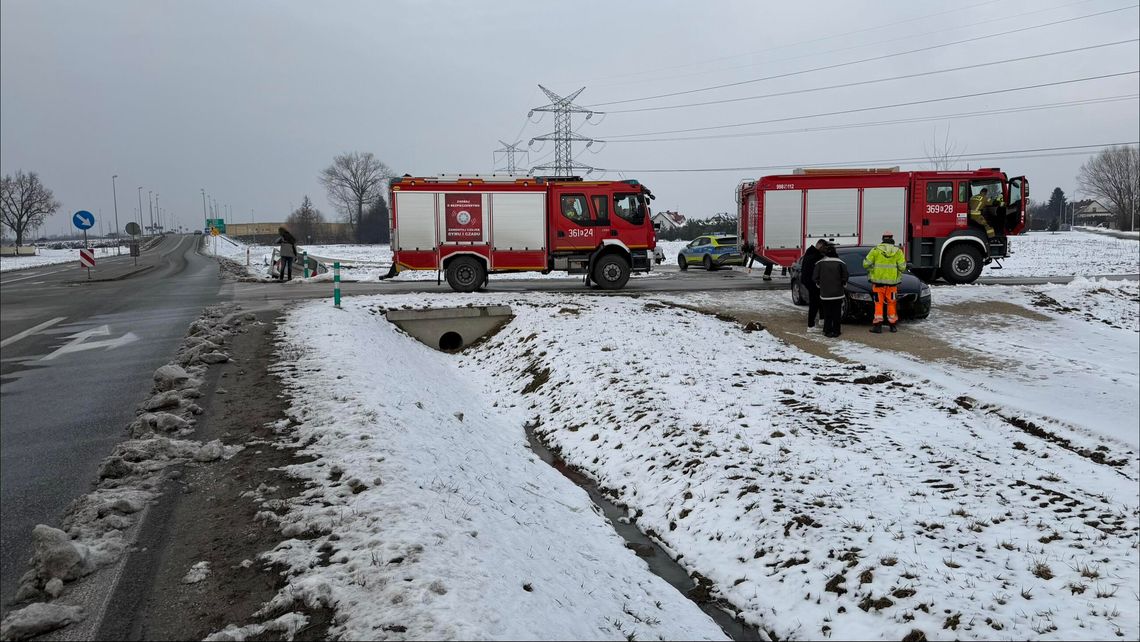 Zderzenie dwóch samochodów w Wojniczu, jeden wpadł do rowu!