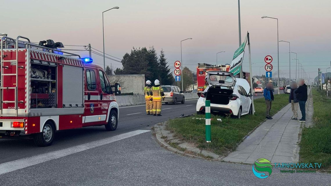 Zderzenie dwóch samochodów w Zgłobicach. Toyotą uszkodził jeszcze znak drogowy