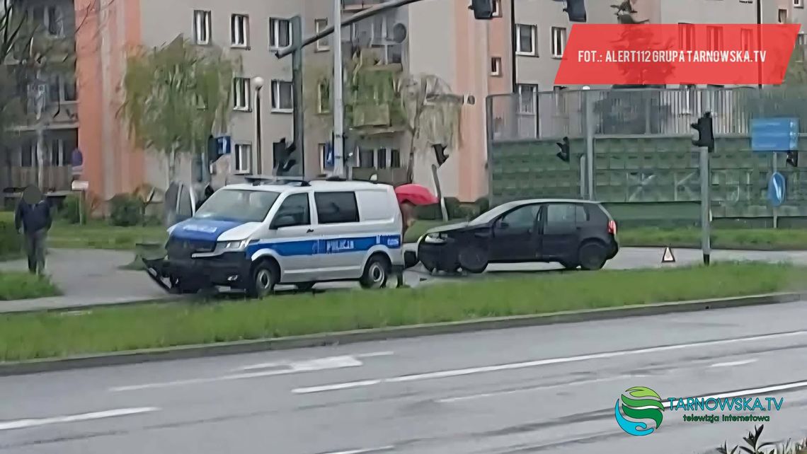 Zderzenie dwóch volkswagenów w Tarnowie. Wśród pojazdów radiowóz policyjny