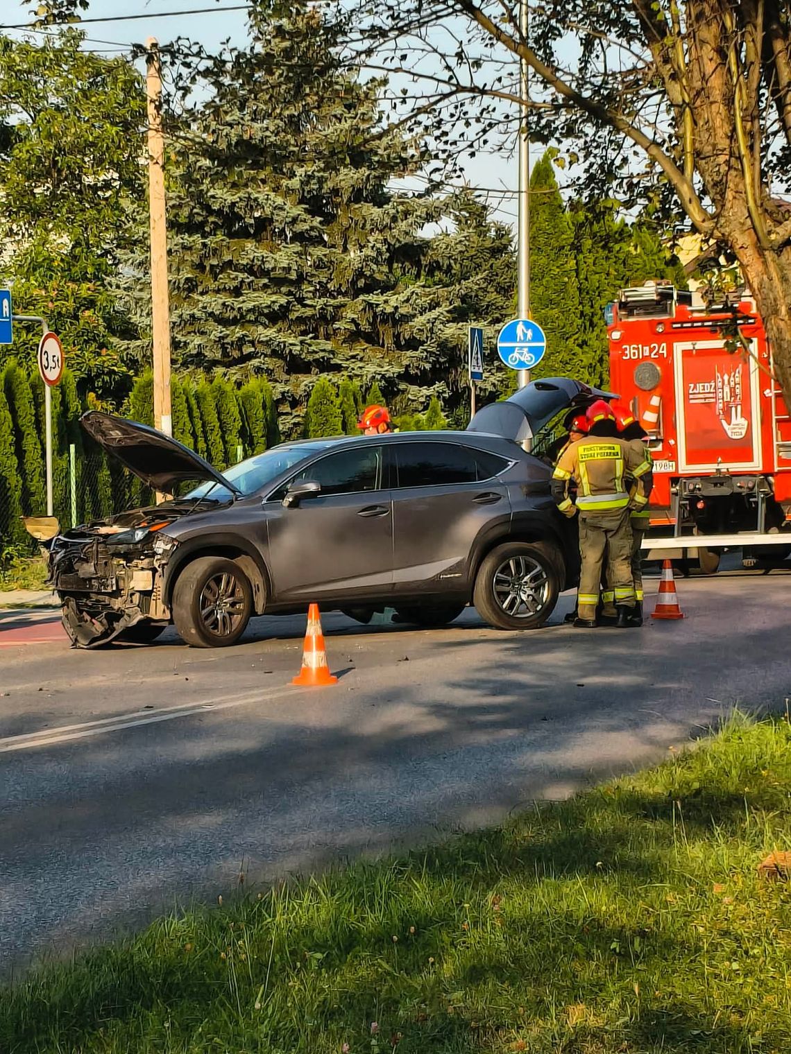 Zderzenie Kii i Lexusa w Tarnowie. Kolizja na skrzyżowaniu Romanowicza i Parkowej Zderzenie Kii i Lexusa w Tarnowie. Kolizja na skrzyżowaniu Romanowicza i Parkowej