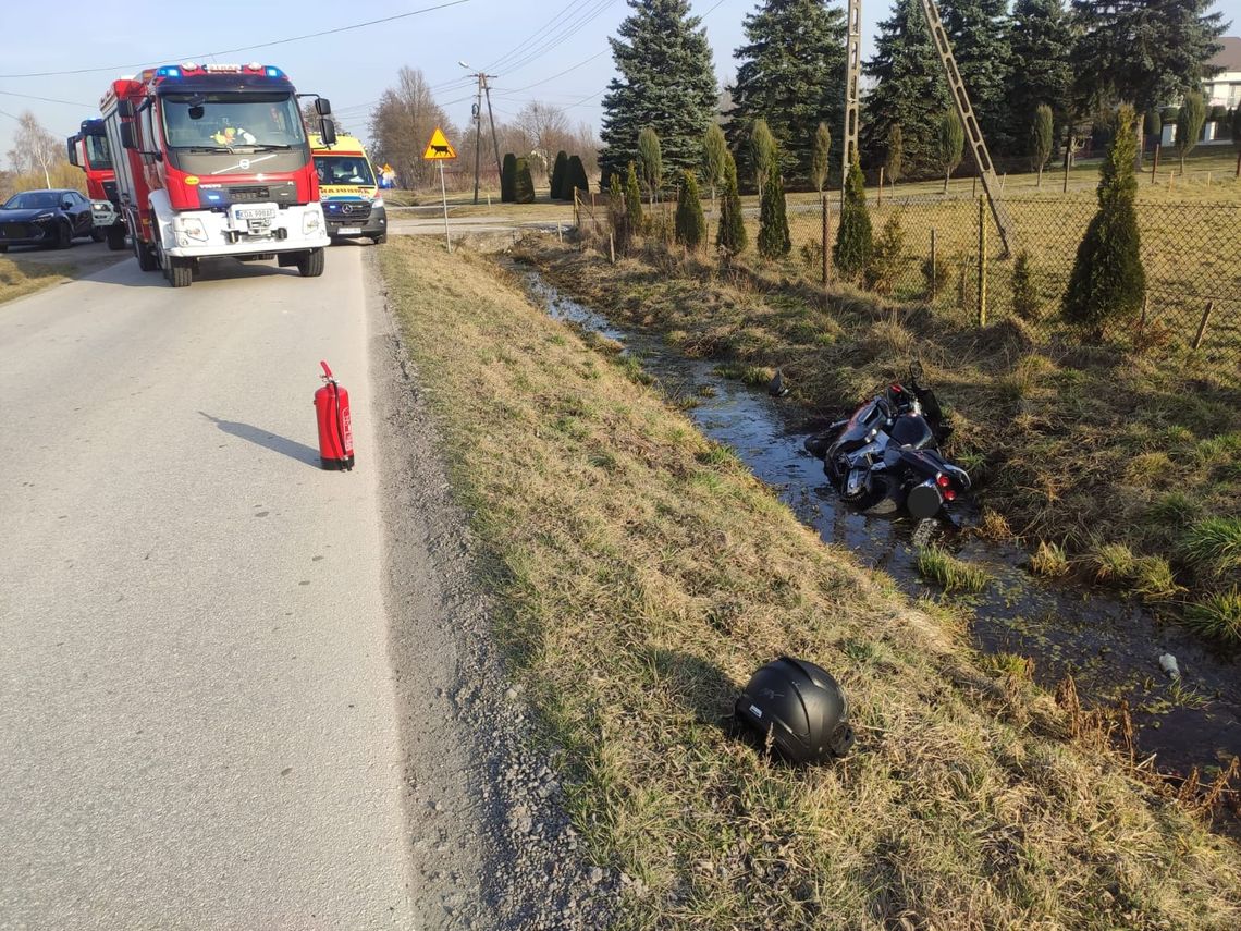 Zderzenie motocykla i samochodu pod Szczucinem. Dwie osoby zostały ranne