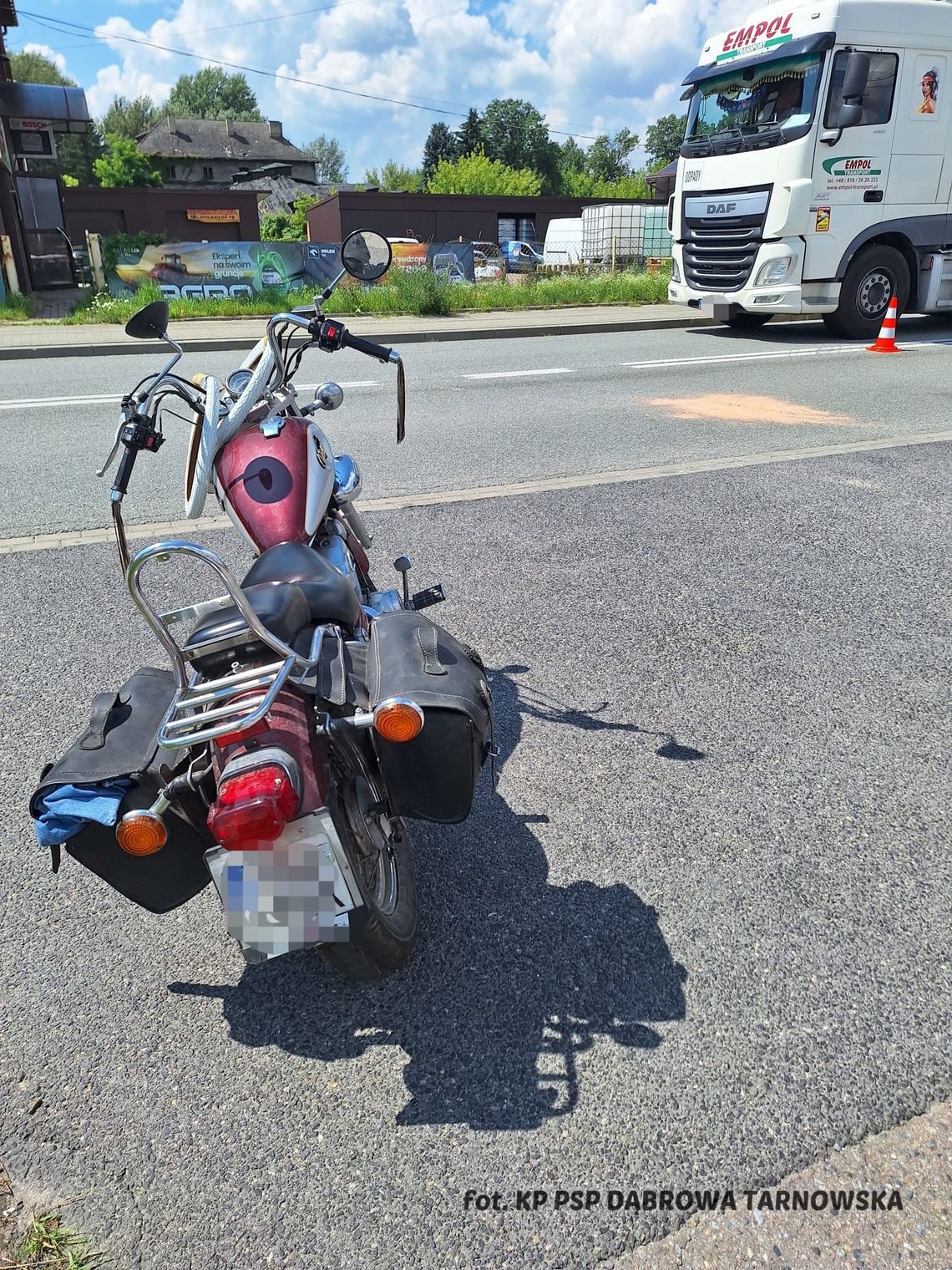 Zderzenie motocykla z busem dostawczym w Szczucinie. Poszkodowani mężczyzna i 10-letnie dziecko