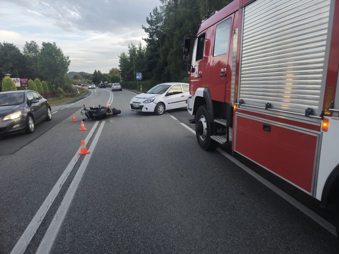 Zderzenie motocykla z samochodem w Czchowie. Motocyklista trafił do szpitala Zderzenie motocykla z samochodem w Czchowie. Motocyklista trafił do szpitala