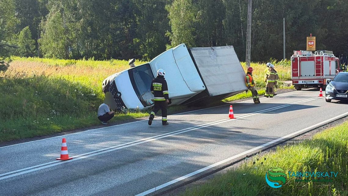 Zderzenie na DK73. Dostawczak wylądował w rowie po uderzeniu w tył osobówki