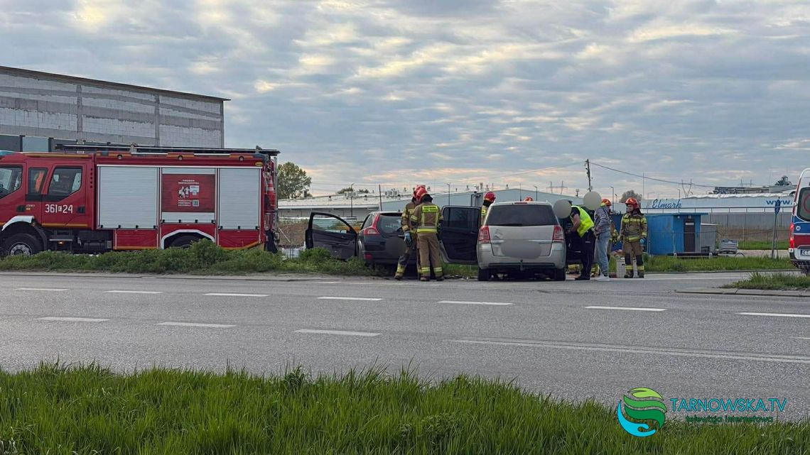 Zderzenie Opla i Volvo na Wyszyńskiego w Tarnowie