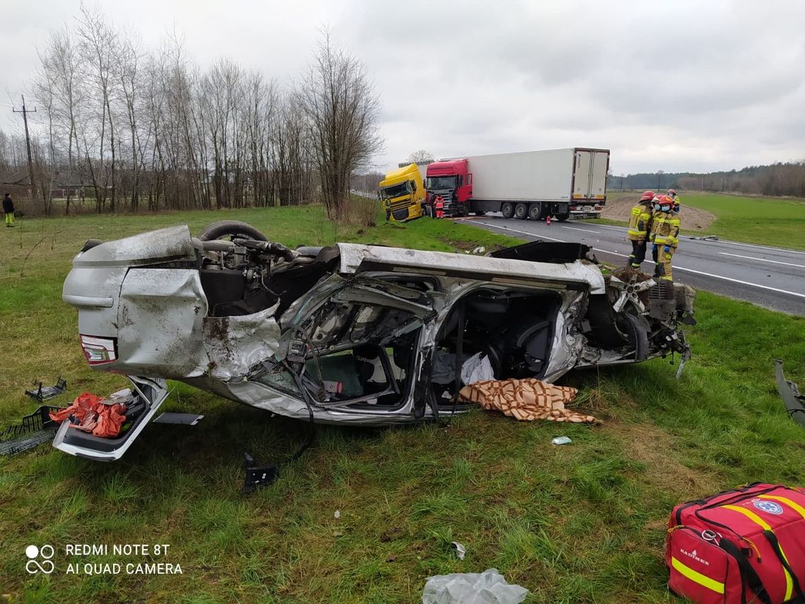 Zderzenie osobówki i dwóch samochodów ciężarowych w Smęgorzowie. 25-latek z audi został zabrany do szpitala