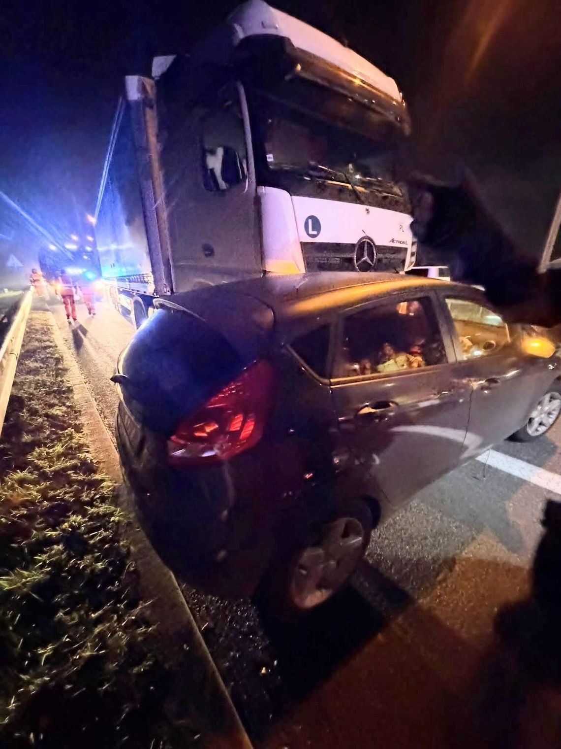Zderzenie osobówki z ciężarówką na autostradzie A4. Interweniowały służby ratunkowe Zderzenie osobówki z ciężarówką na autostradzie A4. Interweniowały służby ratunkowe