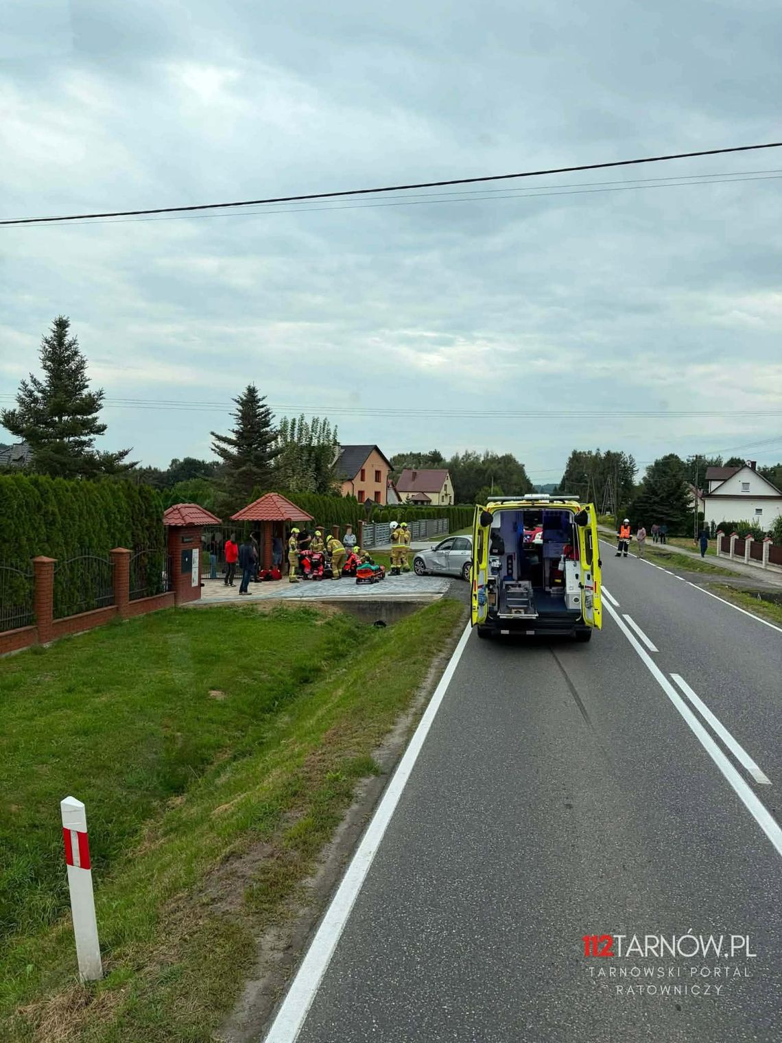 Zderzenie osobówki z motocyklem na DW 975. Dwie osoby poszkodowane, ruch wahadłowy