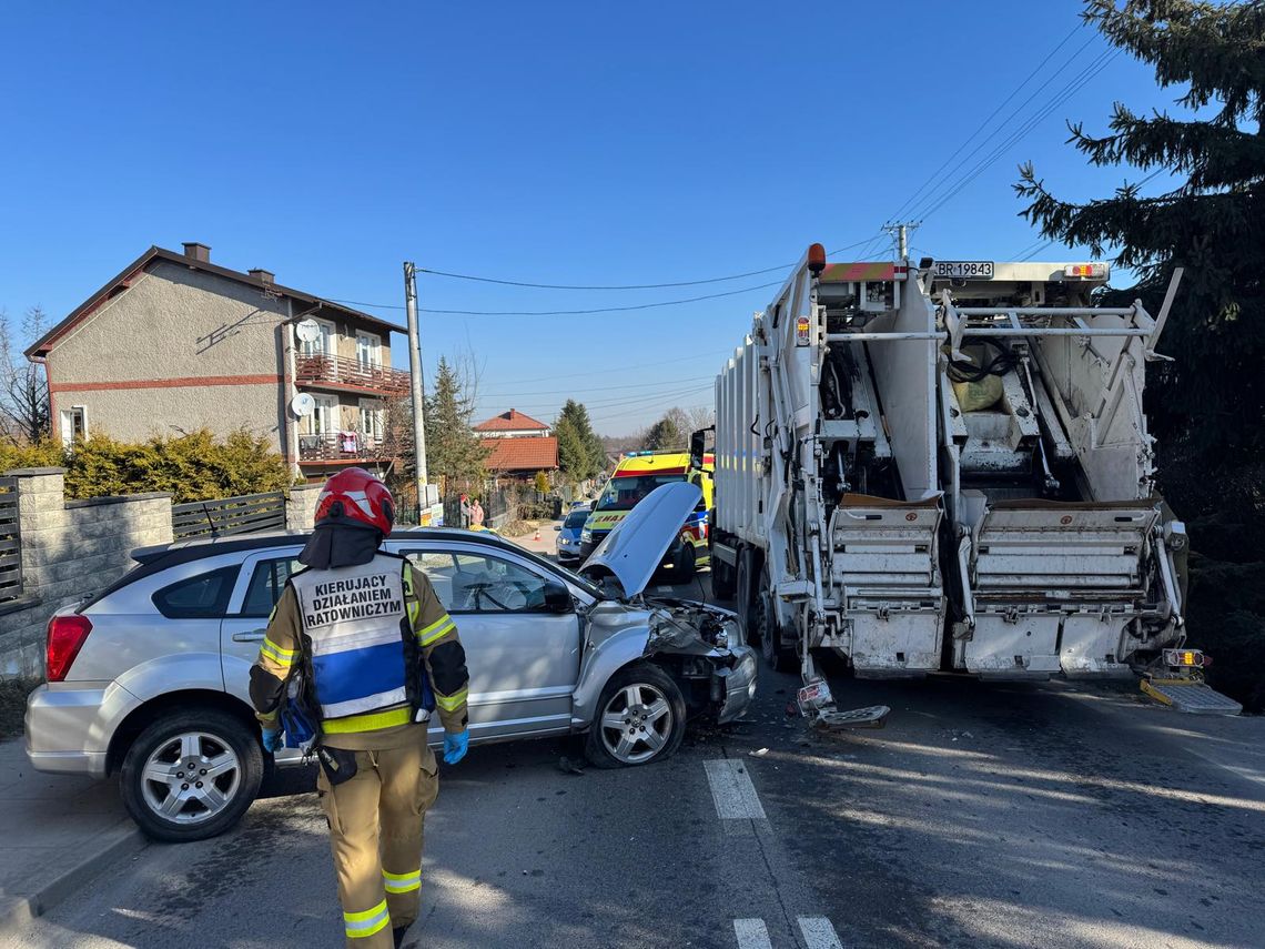 Zderzenie osobówki ze śmieciarką pod Brzeskiem. Jedna osoba w szpitalu!