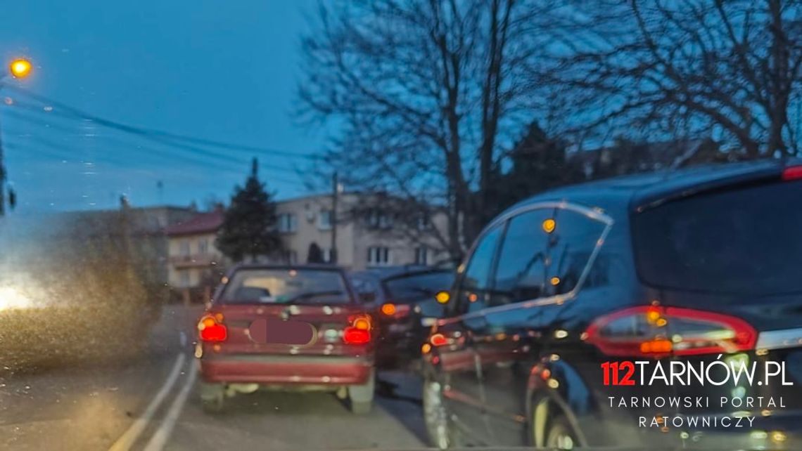 Zderzenie pięciu samochodów w Tarnowie, są poszkodowani