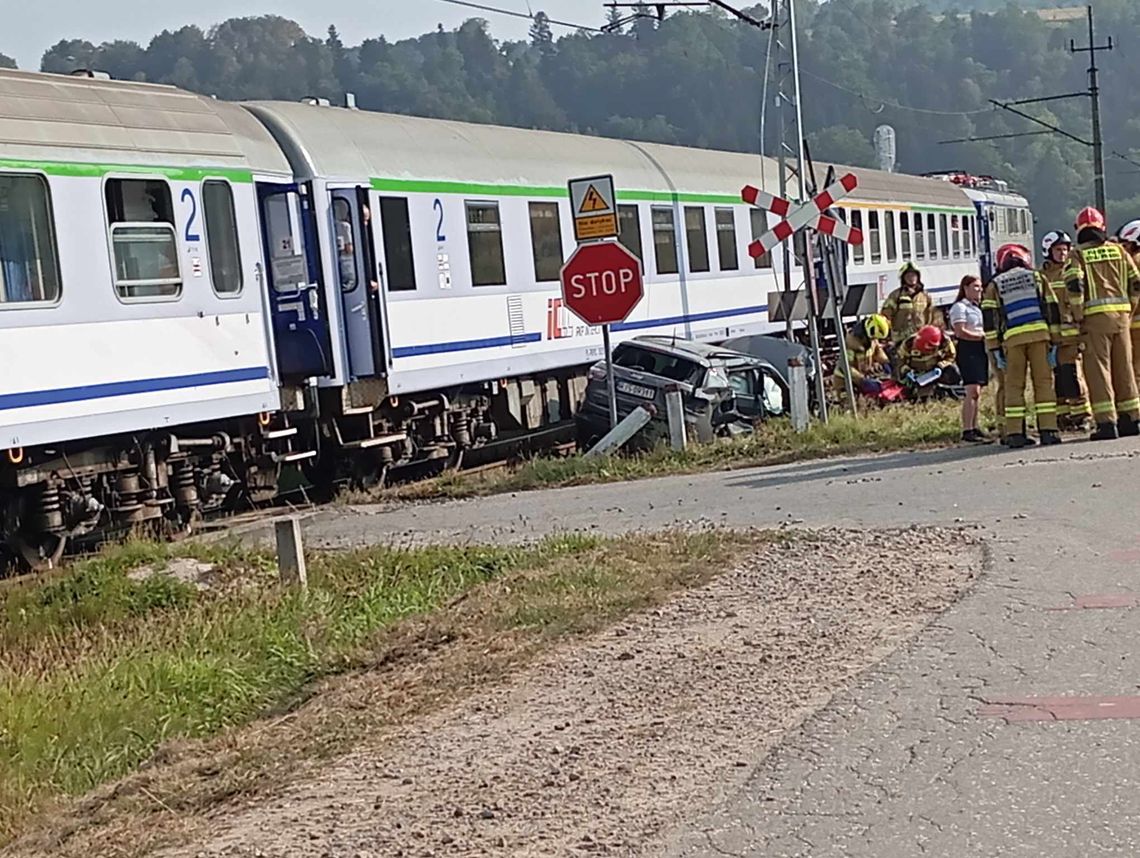 Zderzenie pociągu i samochodu osobowego w Zborowicach. Są osoby poszkodowane!