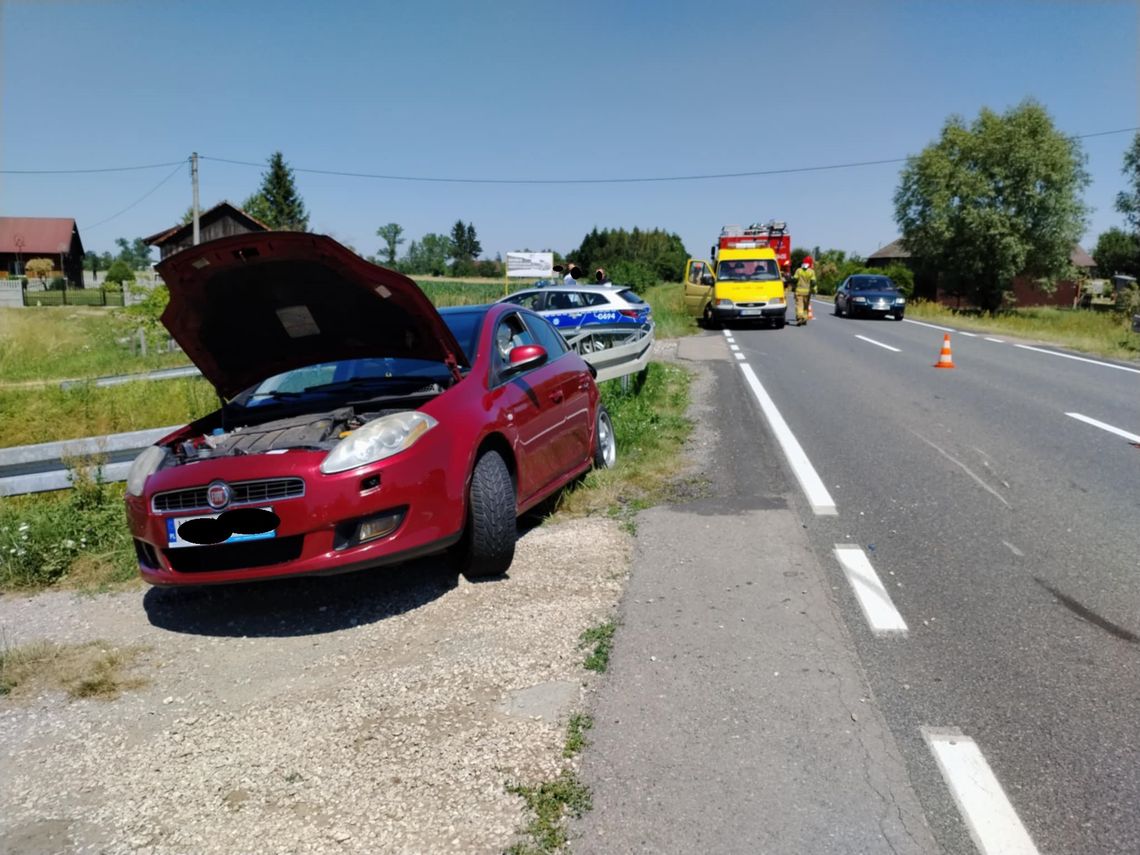 Zderzenie samochodów na DK 73 w powicie dąbrowskim, pojazdy wypadły z jezdni