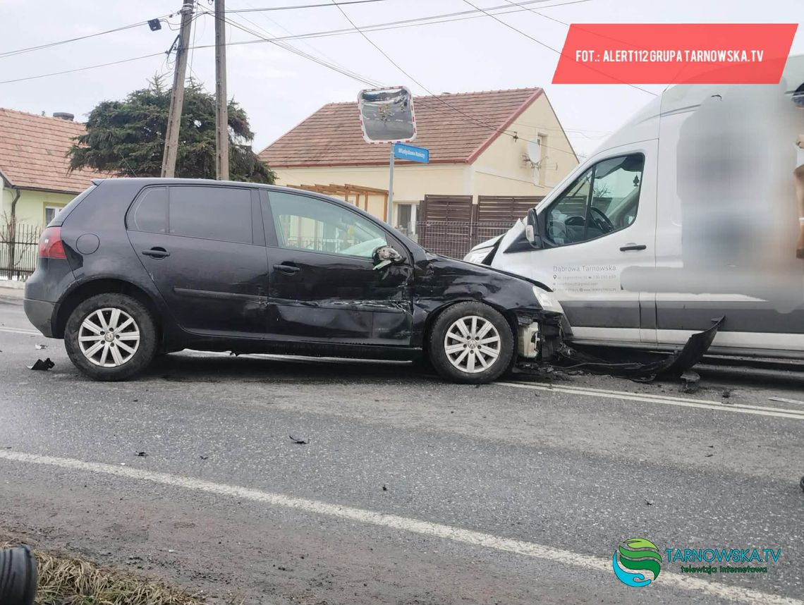 Zderzenie samochodów na Nowodąbrowskiej w Tarnowie. Droga była całkowicie zablokowana