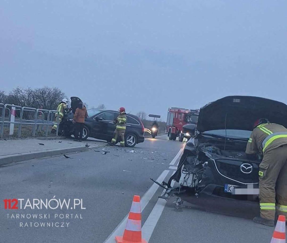 Zderzenie samochodów w Biskupicach Radłowskich. W jednym z samochodów dwójka dzieci