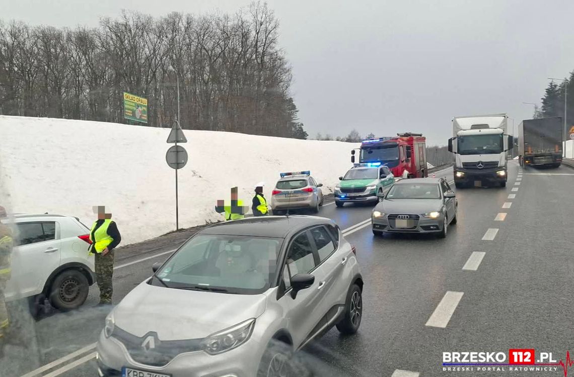 Zderzenie samochodów w Brzesku. Paraliż autostrady A4 w kierunku Rzeszowa i Nowego Sącza Zderzenie samochodów w Brzesku. Paraliż autostrady A4 w kierunku Rzeszowa i Nowego Sącza