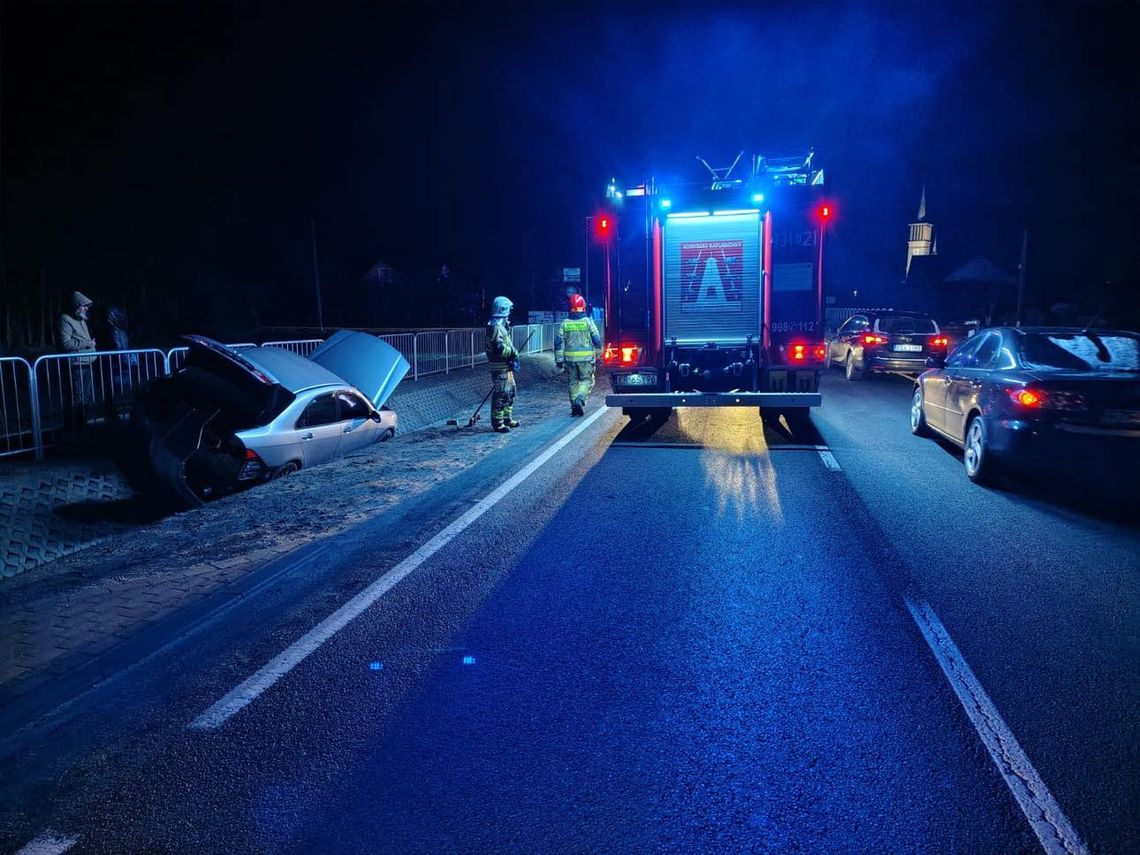 Zderzenie samochodów w powiecie dąbrowskim. Droga była zablokowana