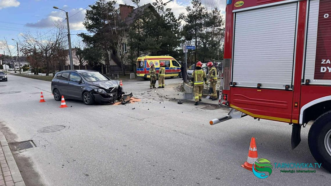 Zderzenie samochodów w Tarnowie. Jedna osoba w szpitalu Zderzenie samochodów w Tarnowie. Jedna osoba w szpitalu