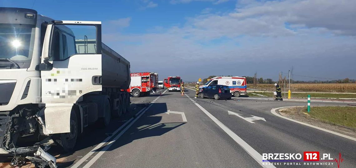 Zderzenie samochodu osobowego i ciężarowego na obwodnicy Szczurowej. Jedna osoba ranna