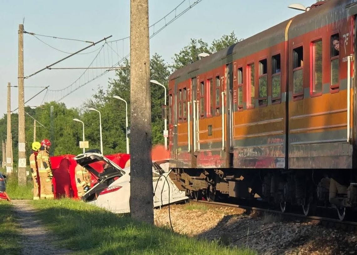 Zderzenie samochodu z pociągiem w Bulowicach. Jedna osoba poszkodowana Zderzenie samochodu z pociągiem w Bulowicach. Jedna osoba poszkodowana
