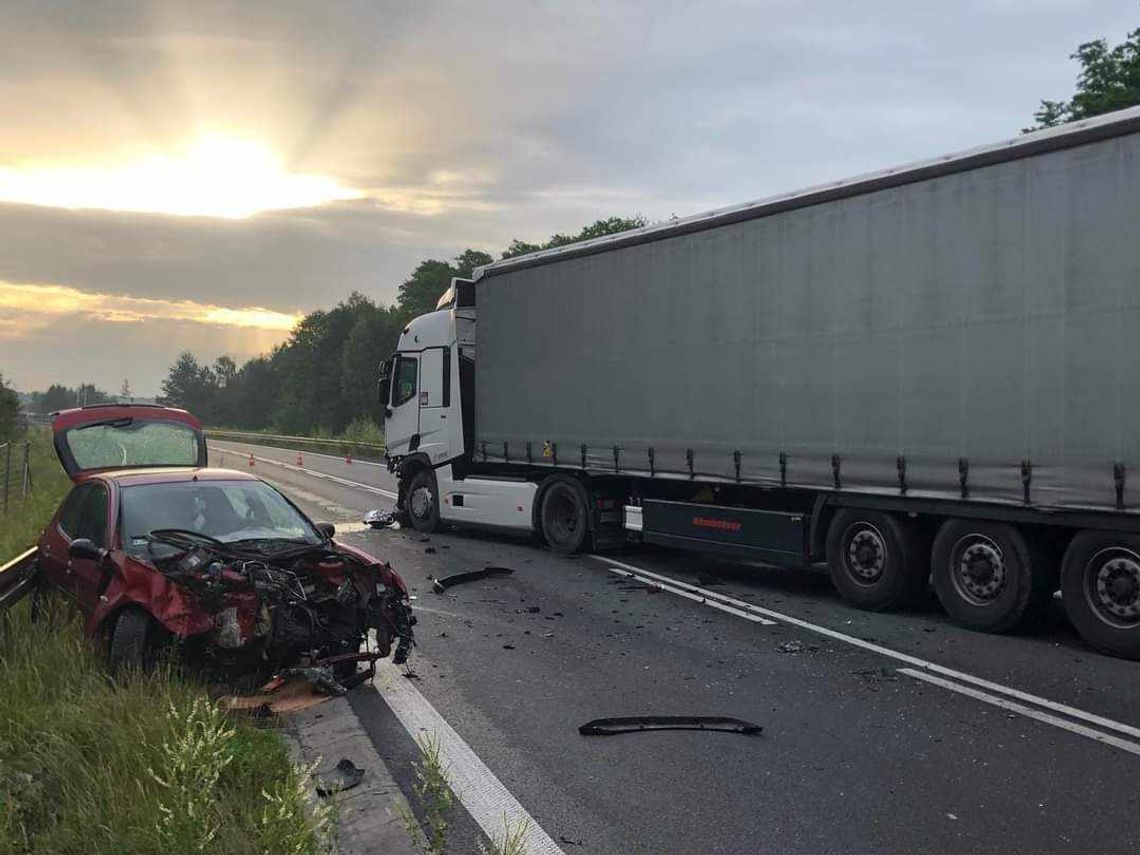 Zderzenie tira i osobówki na obwodnicy Dąbrowy Tarnowskiej. Jedna osoba w szpitalu