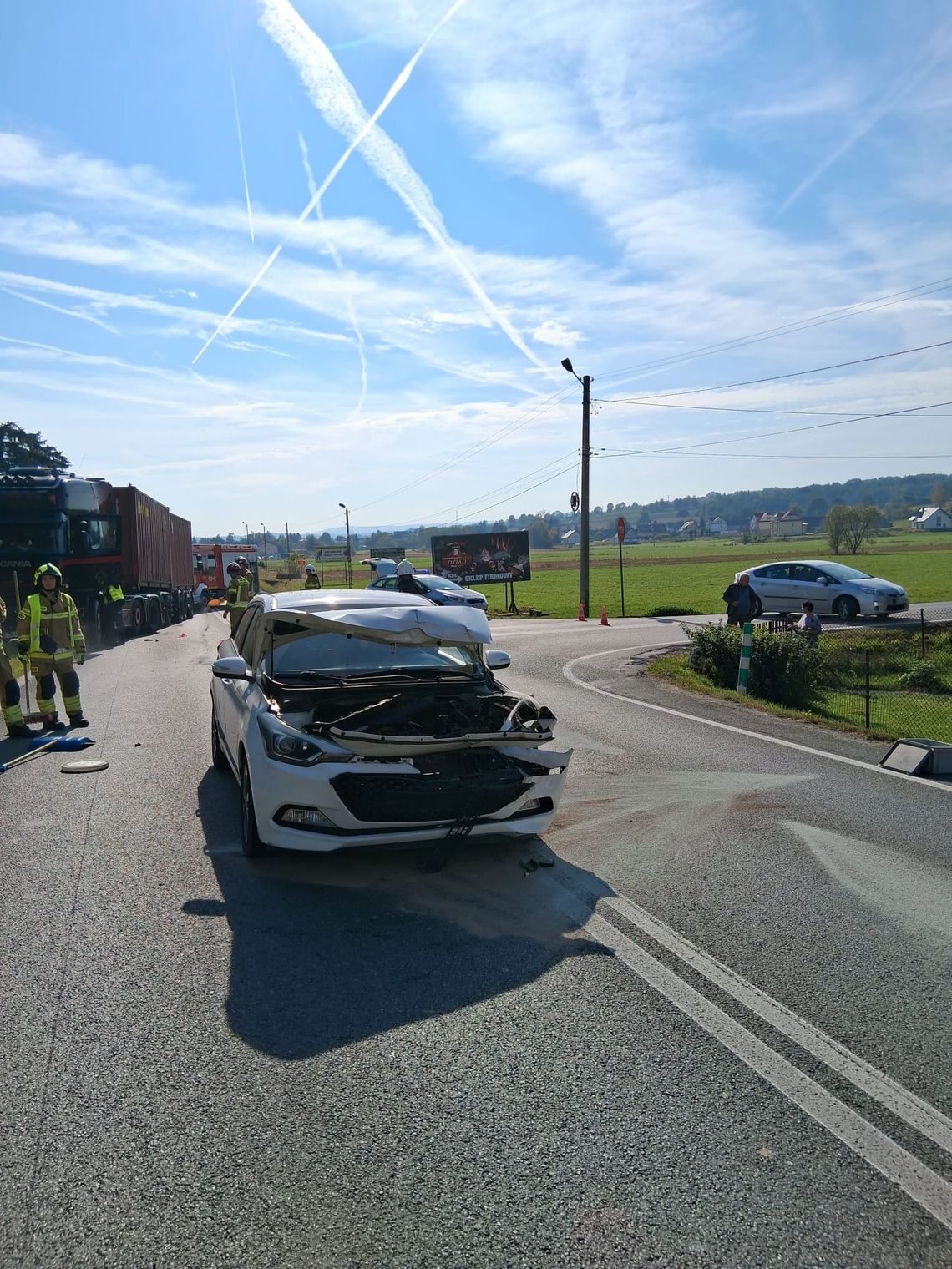 Zderzenie trzech pojazdów na DK75 w Uszwi. Jedna osoba trafiła do szpitala Zderzenie trzech pojazdów na DK75 w Uszwi. Jedna osoba trafiła do szpitala