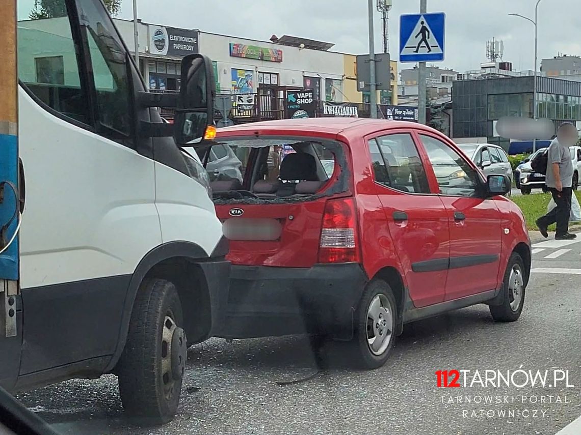 Zderzenie trzech pojazdów na ul. Słonecznej w Tarnowie. Dwie osoby trafiły do szpitala Zderzenie trzech pojazdów na ul. Słonecznej w Tarnowie. Dwie osoby trafiły do szpitala