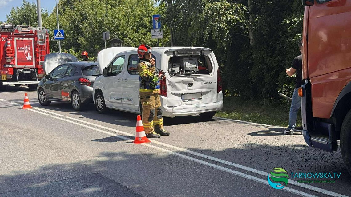 Zderzenie trzech pojazdów w tym ciężarowy w Wierzchosławicach
