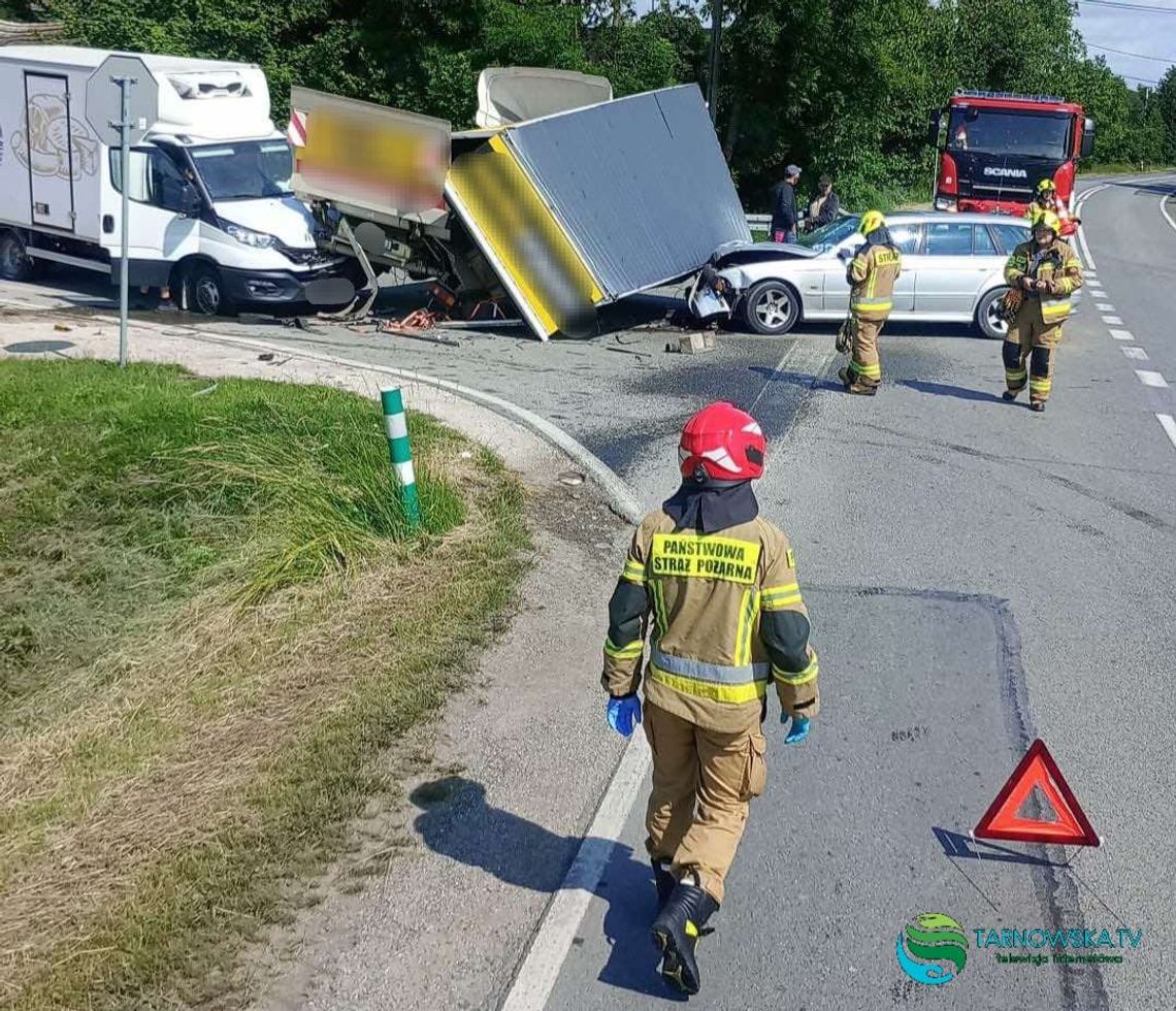 Zderzenie trzech pojazdów w Woli Żelichowskiej. Utrudnienia na drodze wojewódzkiej 973. Jedna osoba w szpitalu