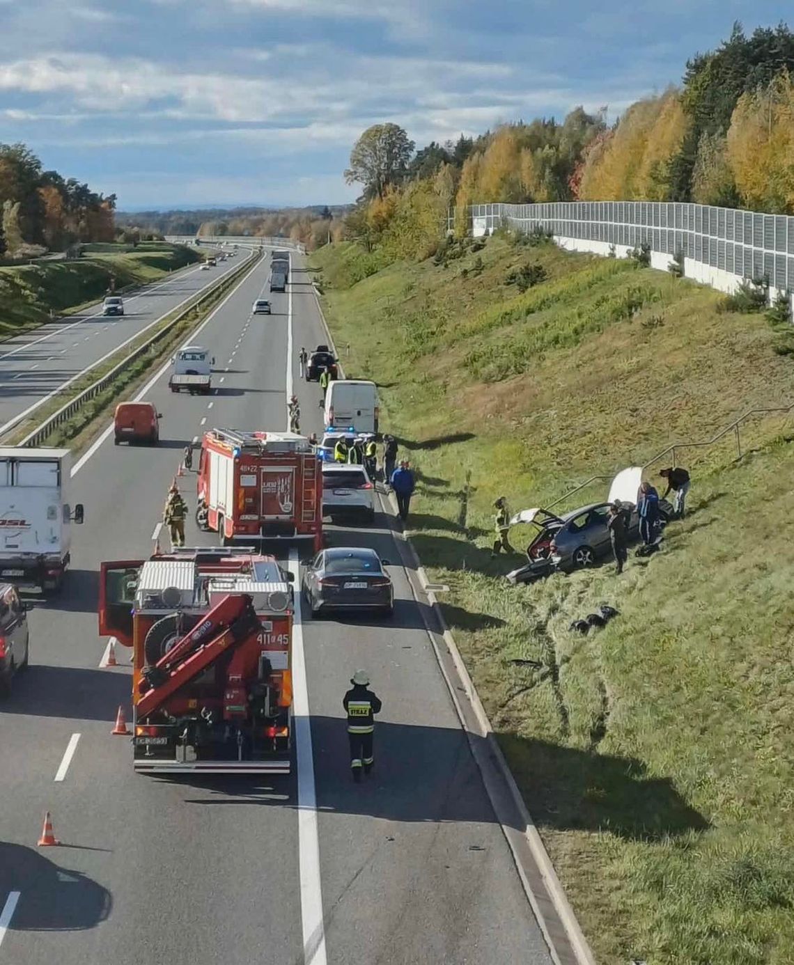 Zderzenie trzech samochodów na autostradzie. Jeden wypadł na pas zieleni