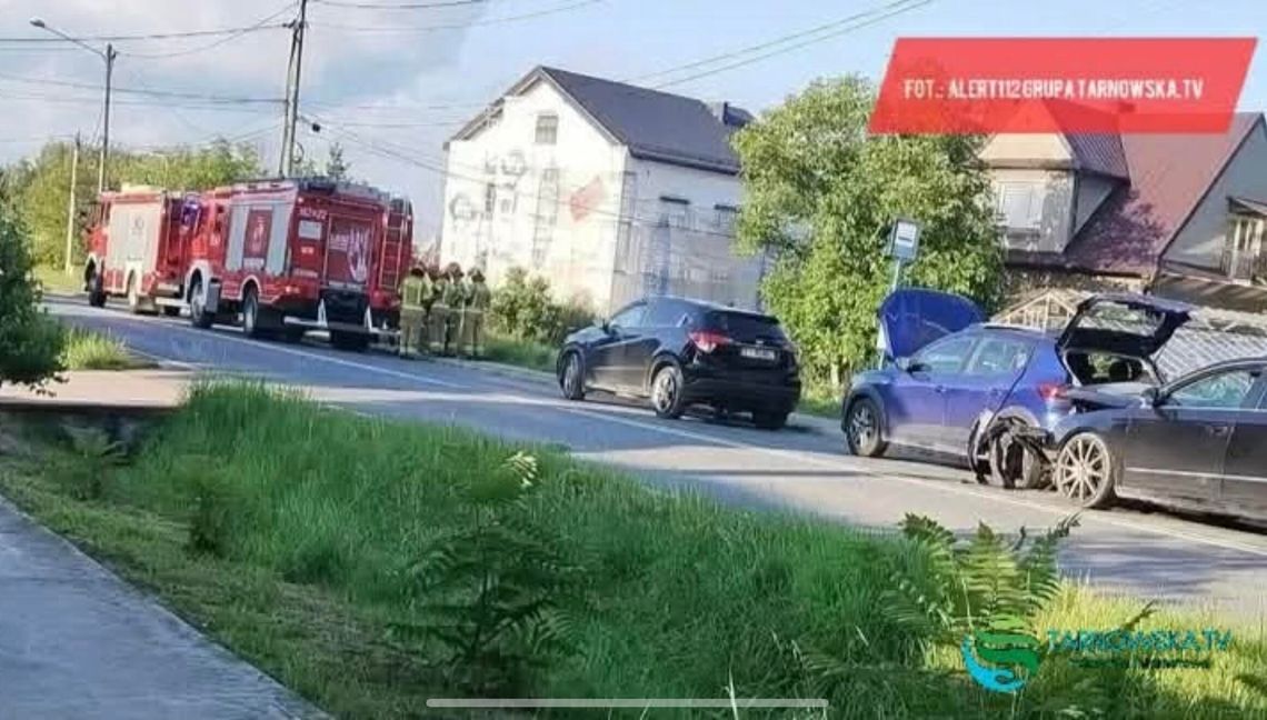 Zderzenie trzech samochodów na ul. Nowodąbrowskiej w Tarnowie. Wśród podróżujących dziecko Zderzenie trzech samochodów na ul. Nowodąbrowskiej w Tarnowie. Wśród podróżujących dziecko