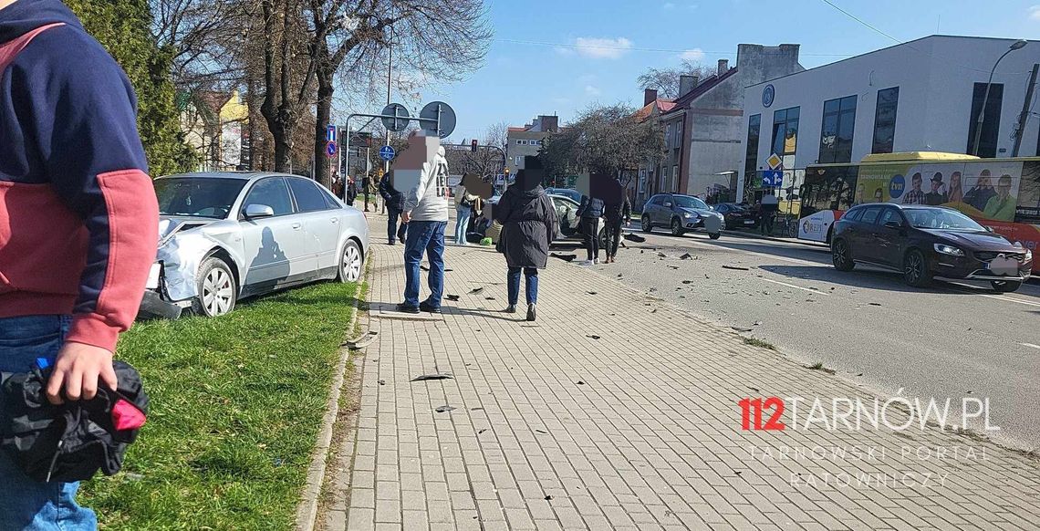 Zderzenie trzech samochodów w Tarnowie, są poszkodowani
