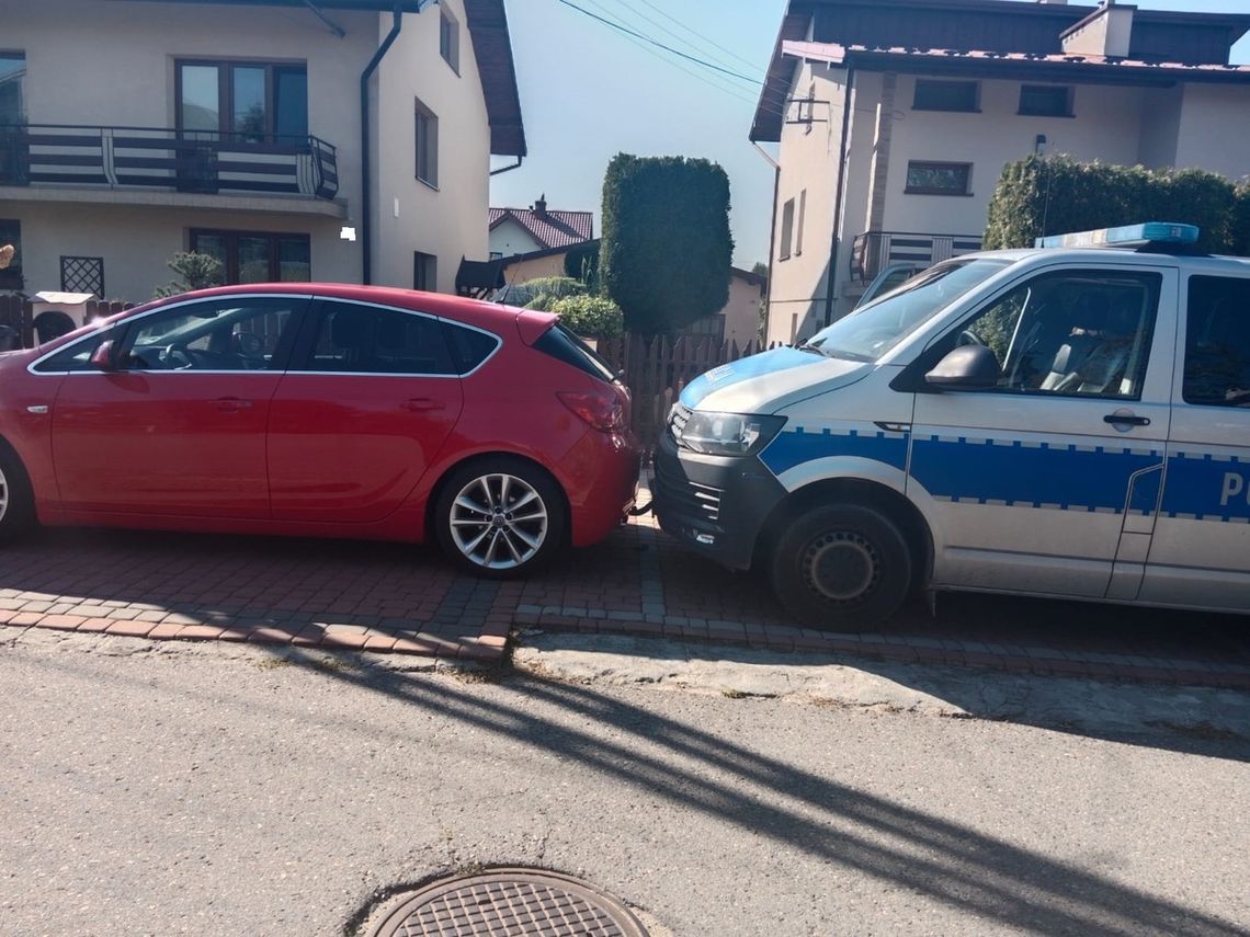 Zgłobice. Opel stoczył się na radiowóz, zostawił go pijany kierowca