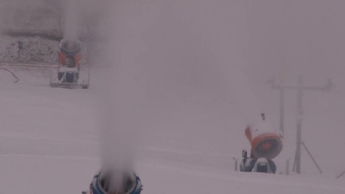 „Zima jest już blisko”. Armatki śnieżne już przygotowują trasy do sezonu narciarskiego w Tatrach